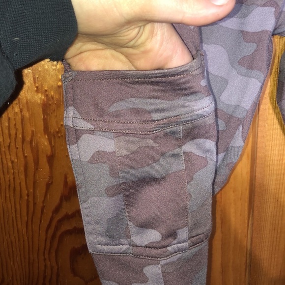 Pink Victoria’s Secret active Camo Leggings with pockets cargo style size small​ - Picture 4 of 6